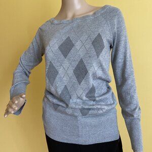 Lightweight boat neck argyle design gray long sleeve sweater